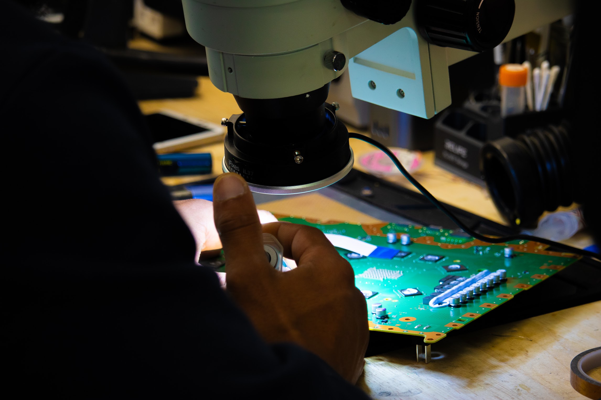 Soudure électronique de précision sur carte mère sous microscope